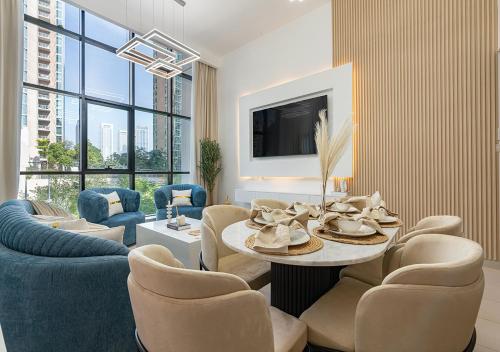 Luxurious 2-bedroom Apartment in Downtown with Burj Khalifa View