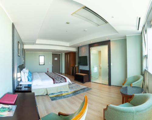 Ruang duduk di The Blue Sky Hotel and Tower