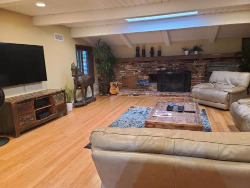 Westside Retreat w Yard, Grill, Hot Tub, Near Sofi Stadium, LAX, and the Beach photo 4