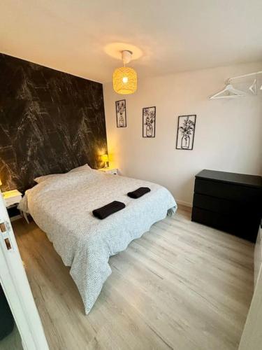 une chambre avec un lit avec deux serviettes dessus dans l'établissement Appartement 2-4 personnes, Proche Paris, 1 min du RER A, Évasion urbaine, à Saint-Maur-des-Fossés