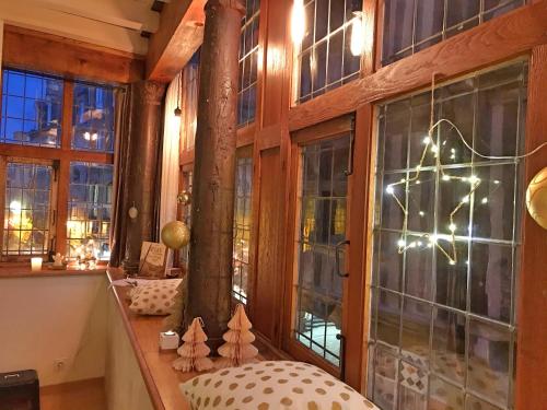 une chambre avec fenêtres et une chambre avec cuisinière dans l'établissement Magnifique appartement de charme au coeur historique de Dinan, à Dinan