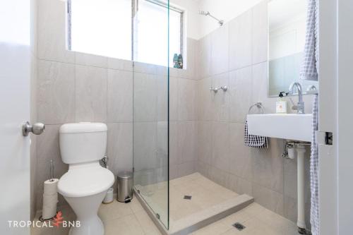 NightcliffKookaburra Suite 2 Bed Apt Walk To Foreshore的带马桶和玻璃淋浴间的浴室