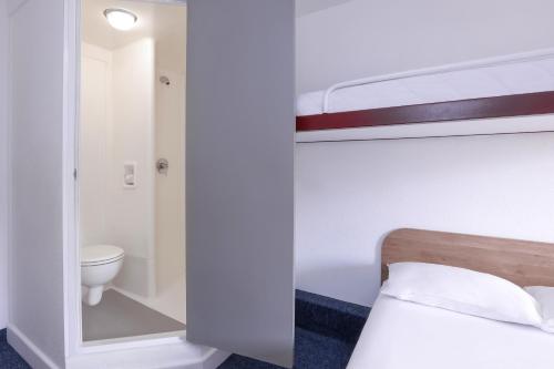 een slaapkamer met een stapelbed en een toilet bij SUN1 Foreshore Cape Town in Kaapstad