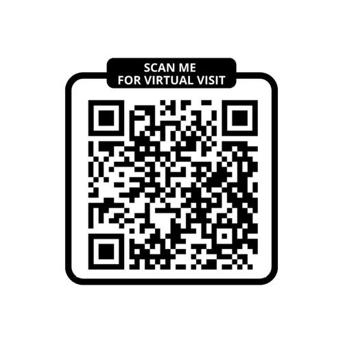 un code qr noir et blanc avec un signe me scanner pour une visite virtuelle dans l'établissement 256 Suite Rosiers - Superb apartment in Paris., à Paris
