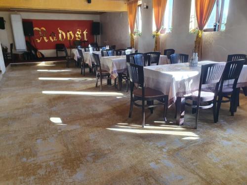 Restaurace v ubytování Хотел Радост