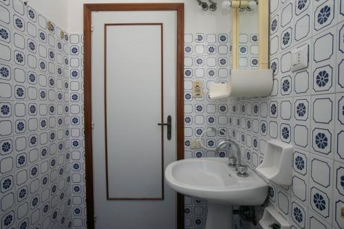 マルチェッリにあるMarcelli, trilocale con terrazzo a due passi dal mare - M046の洗面台と鏡のあるバスルーム