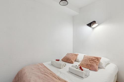 - un lit blanc avec trois oreillers et une lampe dans l'établissement Lavie Maison large comfy flat, à Bordeaux