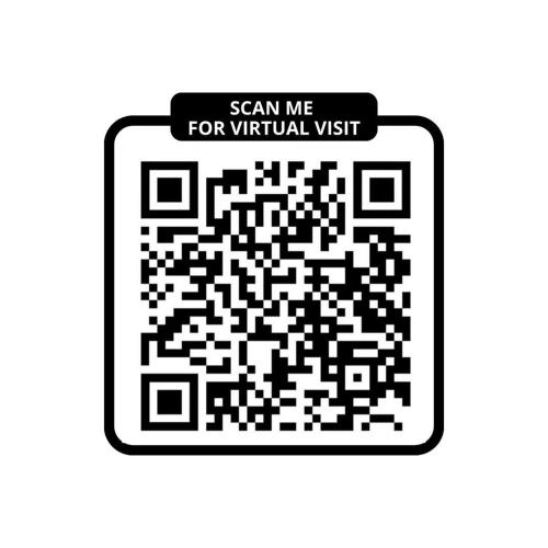 un code qr noir et blanc avec un signe me scanner pour une visite virtuelle dans l'établissement 252 Suite Majestic - Superbe Appartement à Paris, à Paris