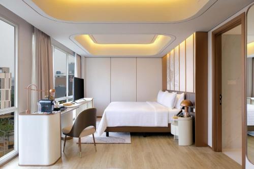 Postel nebo postele na pokoji v ubytování Atria Hotel Gading Serpong