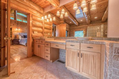 Φωτογραφία από το άλμπουμ του Azalea Retreat by AvantStay Sleeps 34 Pool σε Lake Norman of Catawba