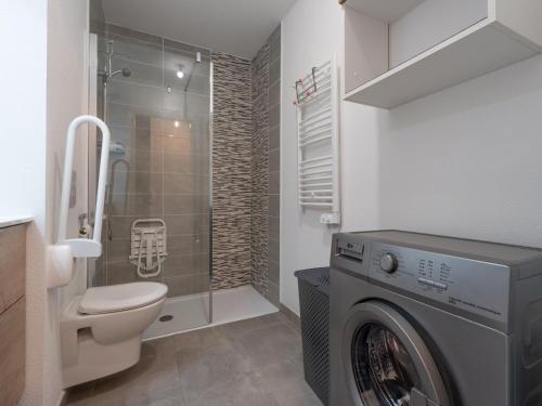 La salle de bains est pourvue de toilettes et d'un lave-linge. dans l'établissement La Dune 42 - Villa 5P8, à Sérignan