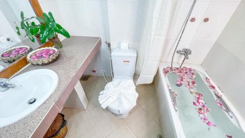 a bathroom with a toilet and a sink and a bath tub at Siem Reap Center Hotel in Siem Reap