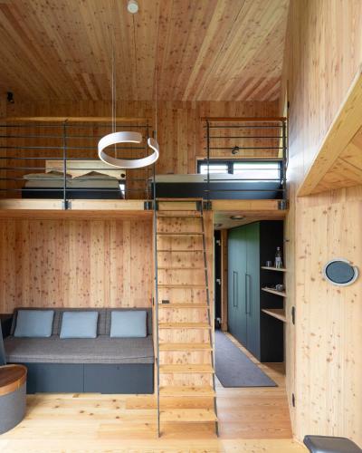 a room with two bunk beds and a staircase at Treeangle - K1 Baumhaus in Odenthal