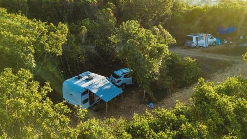 an aerial view of two rvs parked in a forest at Sahil Kamp İstanbul Hotel in Sile