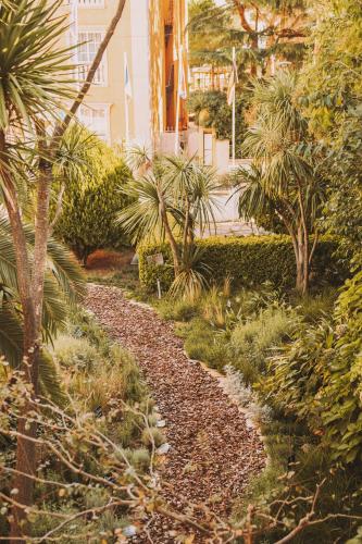 Un jardín fuera de Hotel Bell Repos