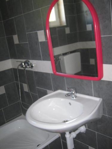 Ένα μπάνιο στο Apartments Luca