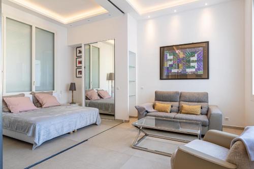 un salon avec un lit et un canapé dans l'établissement REF 1975 - Cannes Center - Croisette, à Cannes