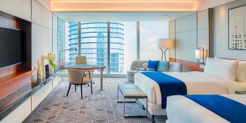 Кровать или кровати в номере InterContinental Guangzhou Exhibition Center by IHG - Free shuttle between hotel and Exhibition Center during Canton Fair & Exhibitor registration Counter
