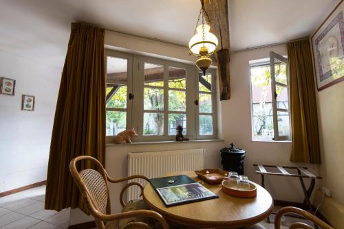 une salle à manger avec une table et une fenêtre dans l'établissement Château de la Frégeolière, à Theillay
