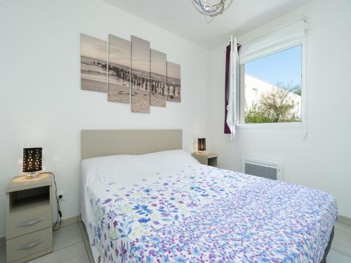 une chambre blanche avec un lit et une fenêtre dans l'établissement La Dune 68 - VILLA 4P8, à Sérignan