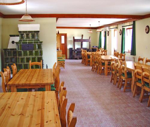 comedor con mesas y sillas de madera en Wekler Családi Pincészet és Panzió, en Mecseknádasd