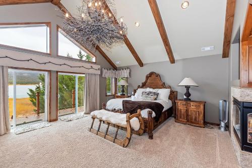 Postel nebo postele na pokoji v ubytování Lagunita Shores by AvantStay Beautiful Lakefront Mansion w Hot Tub BBQ