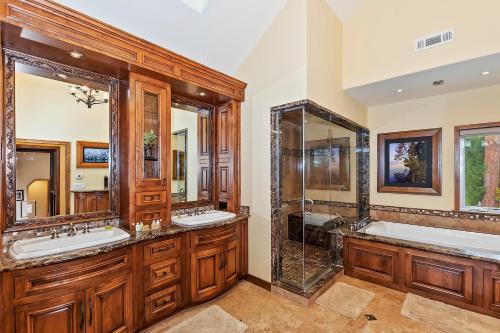 Koupelna v ubytování Lagunita Shores by AvantStay Beautiful Lakefront Mansion w Hot Tub BBQ