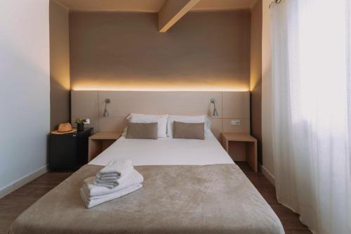 Una cama o camas en una habitación de Hotel Bell Repos