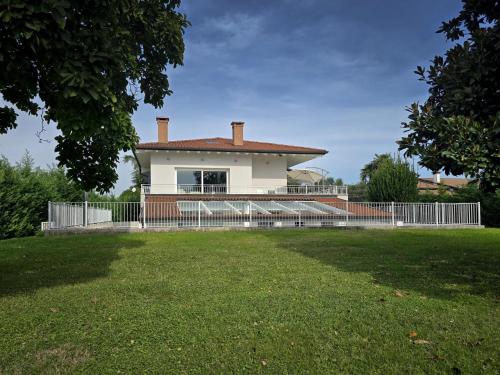 a house with a fence in front of a yard at Bed and Breakfast Villa Sofia in Ponzano Veneto