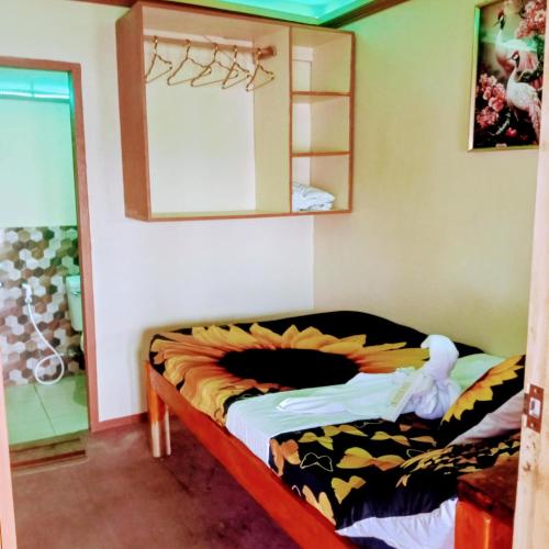 Una cama o camas en una habitación de UHHA Inn