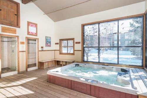 una vasca idromassaggio in una camera con una grande finestra di Telluride Lodge 312 by AvantStay Close to Slopes Town a Telluride