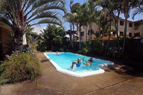 Kolam renang di atau dekat dengan Woongarra Motel