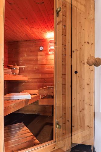 a sauna with wooden walls and a wooden floor at Wellness- FeWo "Akelei" mit Sauna & Kamin in Zingst