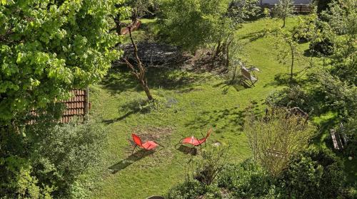 an overhead view of a garden with two red chairs at Villa Gartenblick in Kufstein