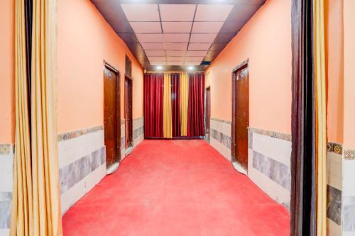 a corridor in an empty room with a red carpet at New paradise hotel &restaurant in Alwar