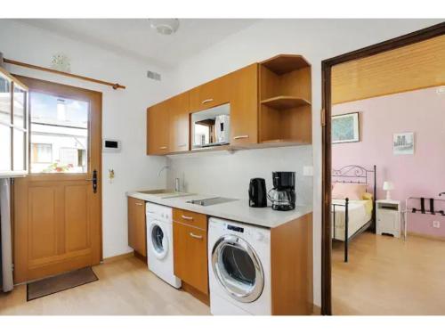une cuisine avec un lave-linge et un lave-linge dans l'établissement City Cottage le Montreuillois, à Montreuil