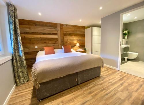 a bedroom with a bed and a bathroom at Les Trois Pointes in Morzine