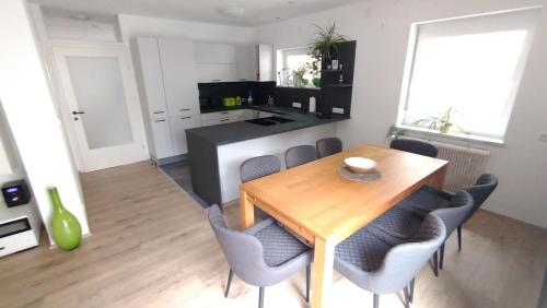 a kitchen and dining room with a wooden table and chairs at Ferienhaus Kesper in Schottwien