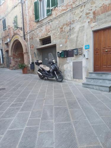 a motorcycle parked in front of a building at Il paradiso sotto le nuvole in Peccioli