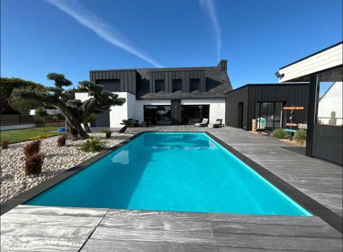 une piscine dans l'arrière-cour d'une maison dans l'établissement Villa bord de mer, à Plouhinec