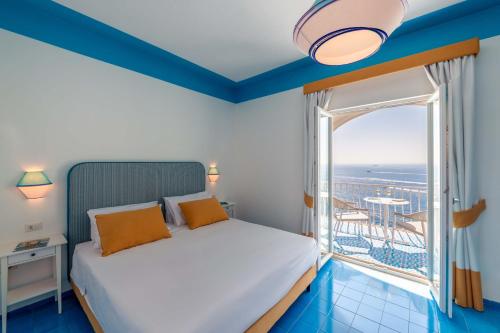 Postel nebo postele na pokoji v ubytování AMORE RENTALS - Villa Jacaranda