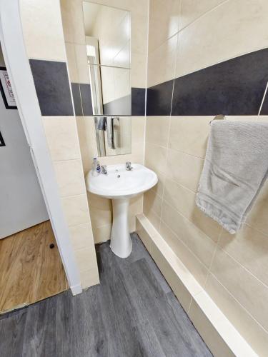 a bathroom with a sink and a mirror at Edinburgh Backpackers - over 18s only in Edinburgh