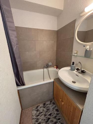 une salle de bain avec un lavabo et une baignoire et un lavabo dans l'établissement Appartement 4 personnes Châtel, à Châtel