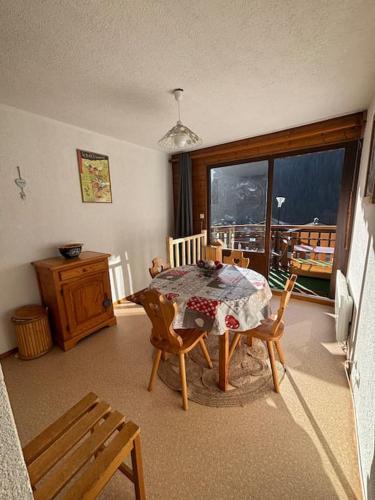 une salle à manger avec une table et des chaises et une fenêtre dans l'établissement Appartement 4 personnes Châtel, à Châtel