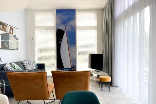 Телевизор и/или развлекательный центр в Rietreiger luxe vakantielodge in Friesland - 2 badkamers