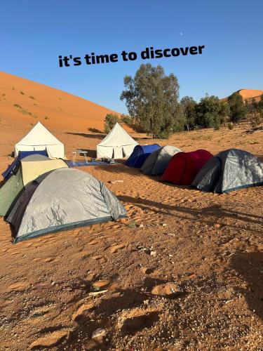 eine Gruppe von Zelten in der Wüste in der Unterkunft Time to Discover Wild Camp in Merzouga
