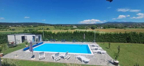 una vista dall'alto di una piscina con sedie intorno di City villa Bihac a Bihać