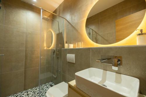 a bathroom with a sink and a mirror at Lovcevic Apartmani & Sobe in Šabac