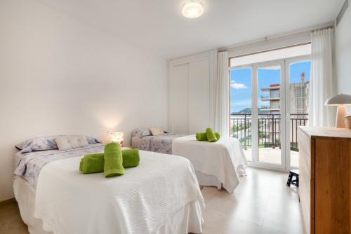 ハベアにあるJavea Brisas Del Mar Cofisaのベッドルーム1室(ベッド2台、緑のタオル付)