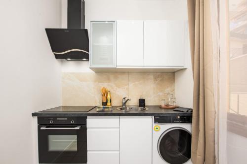 a kitchen with a sink and a washing machine at Monaco Border - Bel appartement rénové - CM in Beausoleil